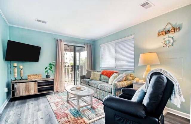 North Myrtle Retreat, 2bd 2ba apartment in 3unit building 1-block from the Beach