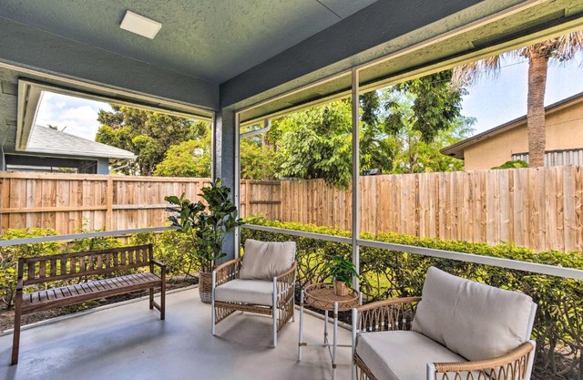 North Palm Beach Townhome about 2 Mi to Beach!