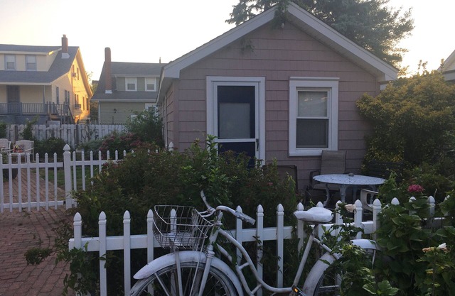 North Wildwood Beach Cottage 3 blocks to beach and boardwalk