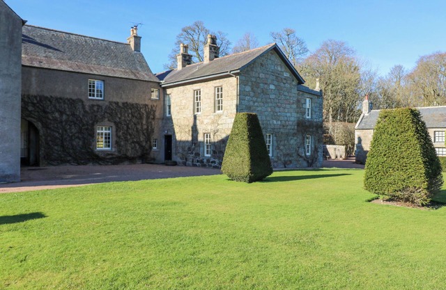 NORTH WING - PITMEDDEN GARDENS, family friendly in Pitmedden