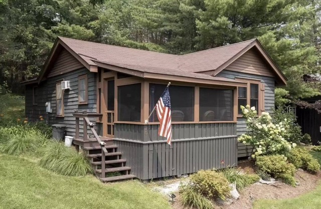 Northern Lake George cottage with Beach access.