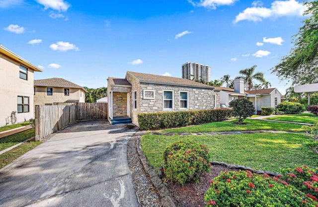 Northwood Home: 2BR+Den, Private Backyard Oasis