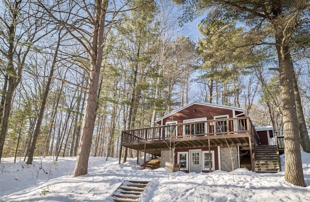 Northwoods Lakefront Retreat! Charming and Inviting Cabin 15 minutes to Hayward.