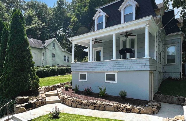 Norwalk/ New private studio, pet-friendly.