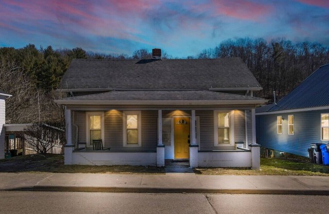 Nostalgic in Nelsonville: Great back yard for pets