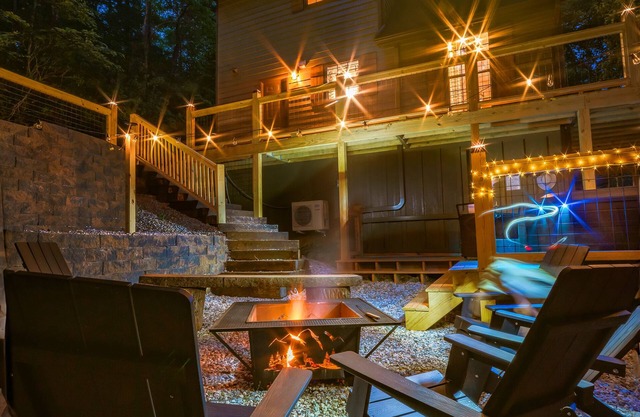 NOT YOUR GRANDMA’S CABIN! Sleeps 10: King Loft, Gaming Room, Hot Tub & Fire Pit!