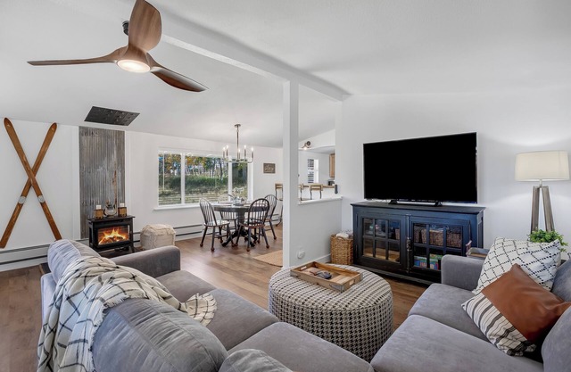 Nottingham Nook, a stylish cabin in Divide CO w/HOT TUB, game room, & seclusion!