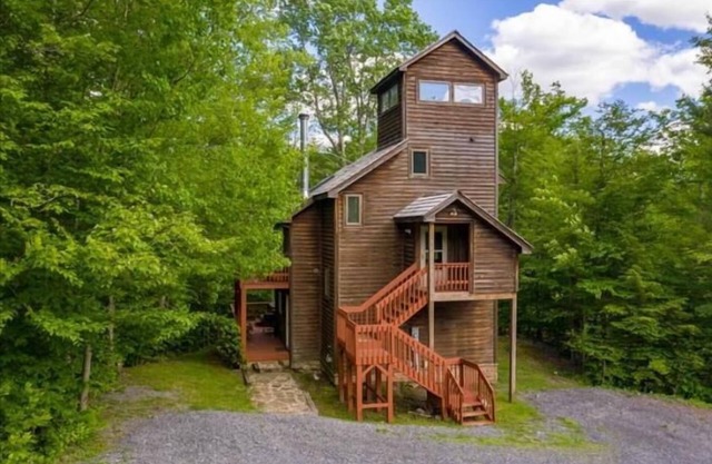 NP11-Pet Friendly, Minutes to towns! Hot tub!