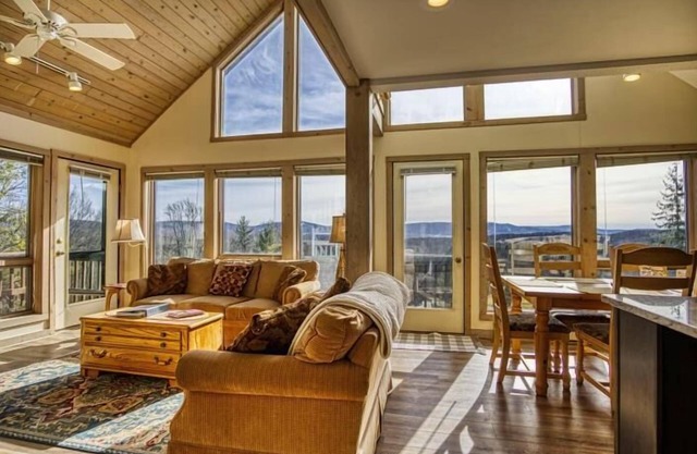 NP99-Panoramic Views! Close to towns! Hot tub!