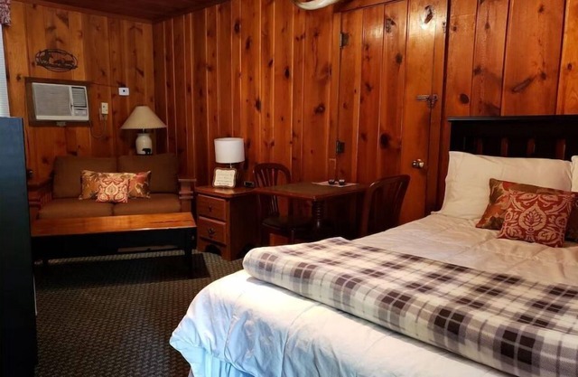 nPine Cone Inn - Room M7 Otsego Lake with beach access & State park