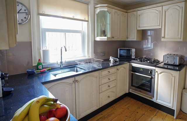 Nutcroft-Dog Friendly-Parking-Cowes-Sleeps 4