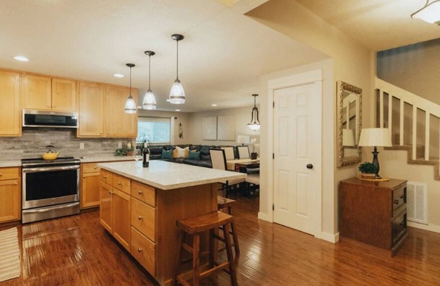 NW Getaway, 3 bedroom, 2.5 BA in wine country