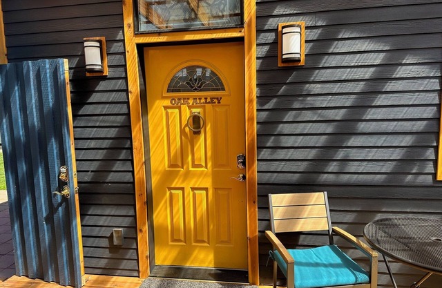 OAK ALLEY High End, Huge Kitchen, Sauna, Private, Locked Patio for bikes.