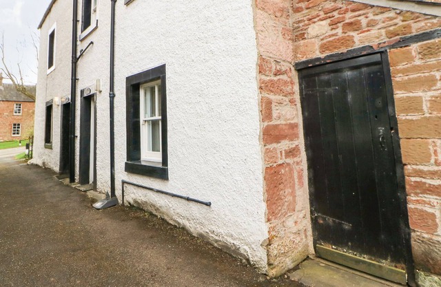 OAK COTTAGE, pet friendly, with open fire in Appleby-In-Westmorland