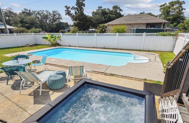 Oak trees, Heated Pool oasis & walk to beach! Drive to downtown 3 min!