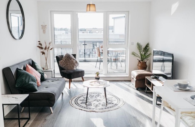 Oakgrove Apartment - 2 Bedroom with Terrance and private parking