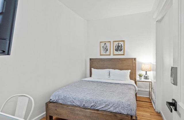 Oakland/University @B Quiet & Stylish Private Bedroom with Shared Bathroom