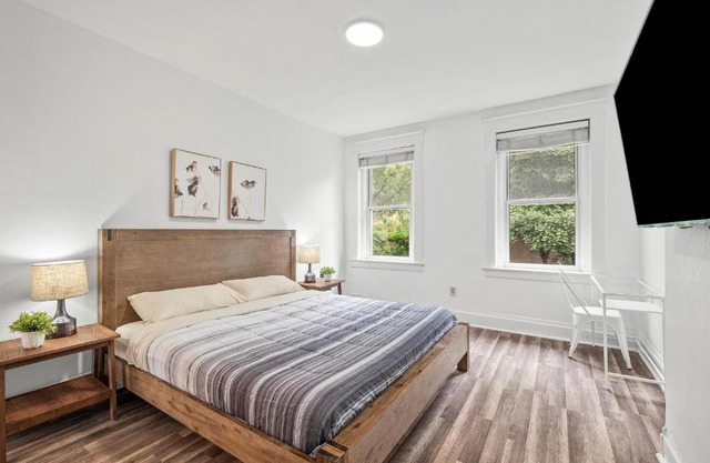 Oakland/University @C Modern & Stylish Private Bedroom with Shared Bathroom
