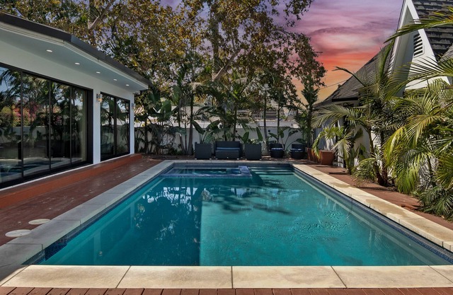 Oasis 5 bed/4 bath with Heated pool & Spa