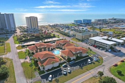Oasis #7 Coastal Escape in Daytona Beach Shores-Walk To The Beach