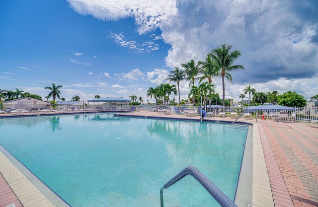 Ocean Access, Mini Golf & Pools: Jensen Beach Gem