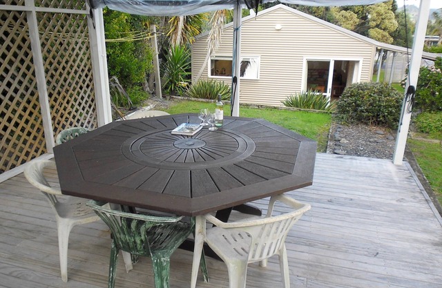 Ocean Beach Honey - Tairua Holiday Home