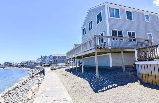 Ocean/Beachfront Home - Walking Distance to town