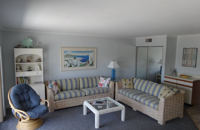 Ocean block, pool, elevator, midtown, steps to the beach, 2BR 2B