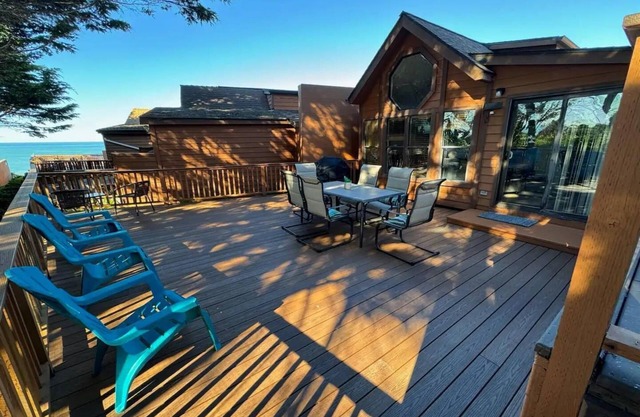 Ocean Cabin 19 with Jacuzzi and Spacious Deck w/Seating (Private Beach Owned by White Rock Resort)