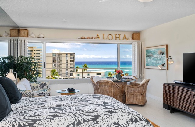 Ocean & Diamond Head views from quiet end of Waikiki Beachfront! FREE Parking