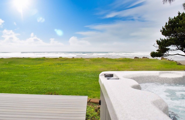 Ocean Front, Amazing Views! Hot Tub! Dog Friendly!