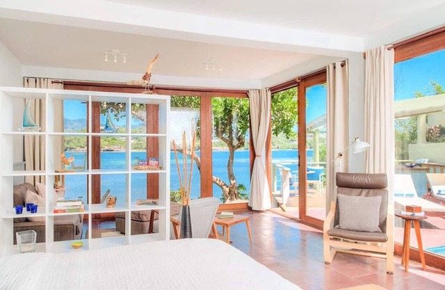 Ocean Front Cliffside - 1 Bedroom Villa with pool