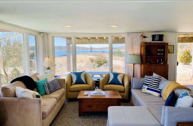 Ocean-Front Condo Sleeps 6 (Light-filled end unit facing Ocean on Starfish Ln)!