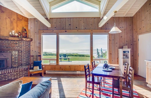 Ocean Front Cottage On Miles Of Sandy Beach Near Yachats!