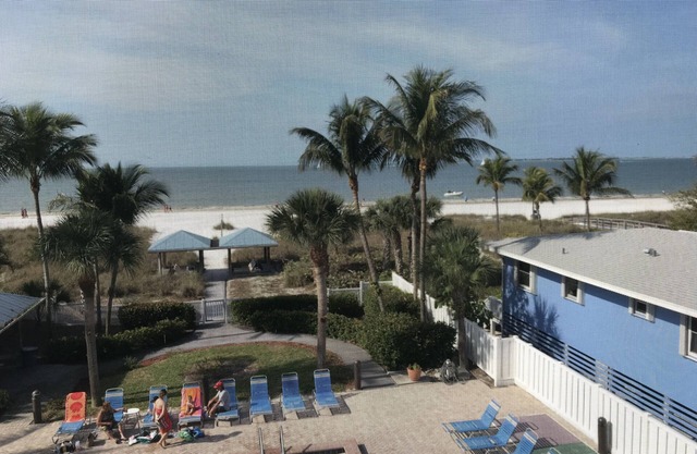 Ocean front, Ft Myers beach, private balcony facing the Gulf, heated pool, WiFi!