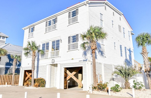 Ocean-front, heated pool, elevator, pet-friendly, sleeps 18