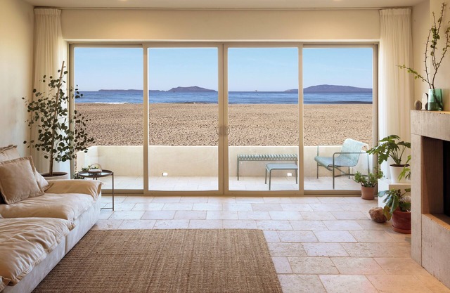 OCEAN FRONT - HIGH END - ON THE SAND - Zenview - 4-bedrooms - Serene -Sleeps 10