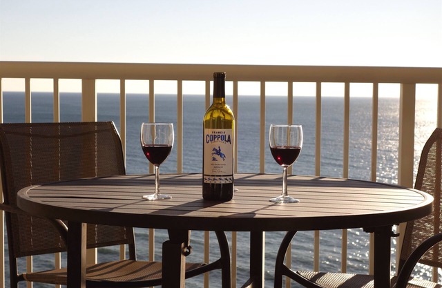 Ocean Front Romantic Getaway - Lower Floor - Free Beach Chair Service!