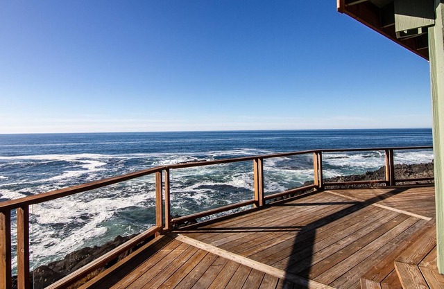 Ocean Front! Spectacular Whale and Wave Watching! Dog Friendly!