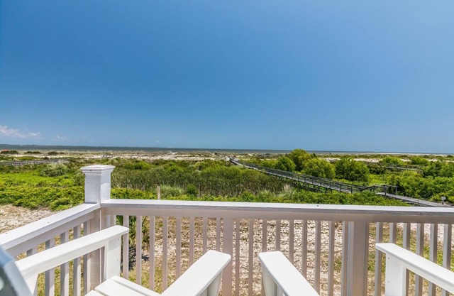 Ocean Front D-Building - POOL ACCESS AND OCEAN VIEWS!