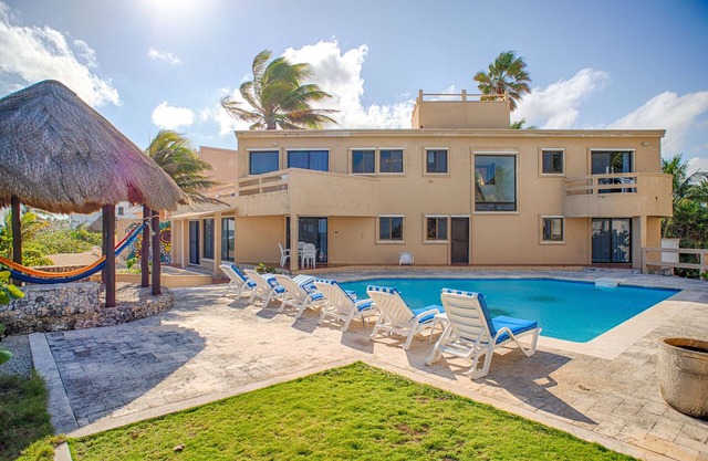Ocean front villa, beautiful Caribbean views, pool and Wifi!