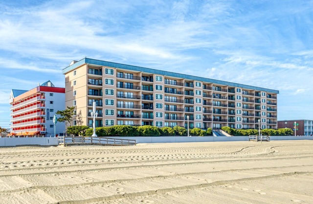 Ocean Hideaway 607-Oceanfront 18th St, Free WiFi, Elev, W/D, AC