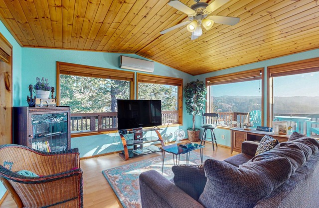Ocean/mountain view home in Boardman Scenic Corridor with great deck