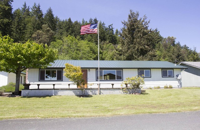 Ocean & Mountain views, Large Open Floor-plan, Family, Kid, and Pet friendly