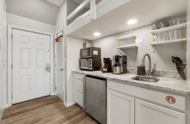 "Ocean Overlook 30A" #401 Studio Sleeps 3