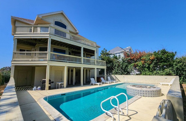 Ocean Star - Kick back, relax and enjoy ocean to sound views from this Corolla home!
