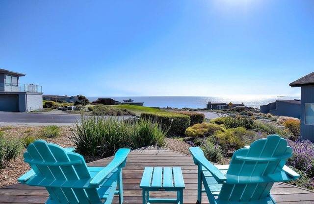 Ocean view easy access to Doran Beach, Golf course and Bluewater Bistro.