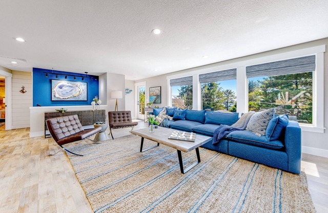 Ocean View Home w/Private Hot Tub, Great Deck, Fireplace - Walk to the Beach