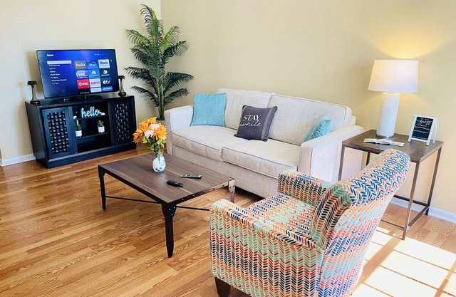 Ocean View! Lovely 1BD/1BA + Free Parking & Pool
