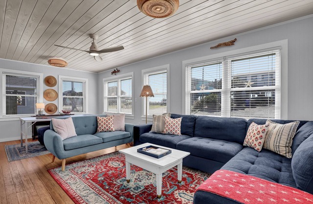 Ocean View-Pet Friendly- 1min walk to beach-sleeps 6